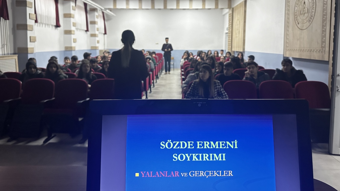 MFÇ Anadolu Lisesi Tarih Dersi Öğretmeni Nilüfer ÇALIŞKAN Asılsız Ermeni İddiaları ile Mücadele Konusu Kapsamında Okulumuzun Konferans Salonunda Bir Sunum Gerçekleştirdi